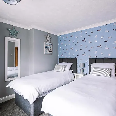 Smiley 3 Bedrooms Sleeps 6 To 8