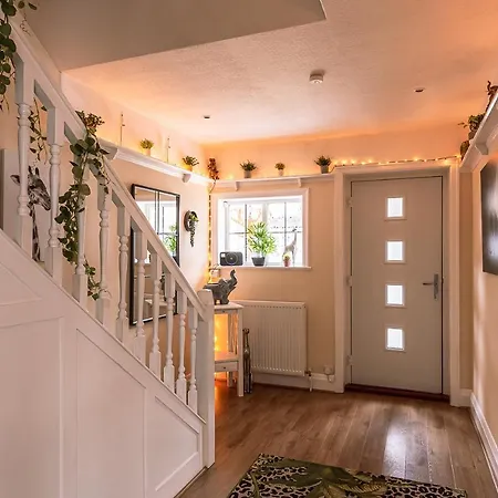 Smiley 3 Bedrooms Sleeps 6 To 8 *